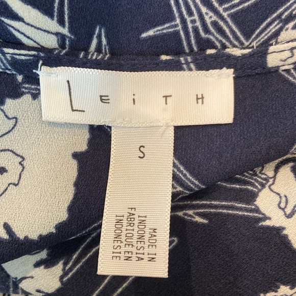 Leith Navy and White Floral Short Sleeve MIDI Wrap Dress Size Small - Picture 9 of 10